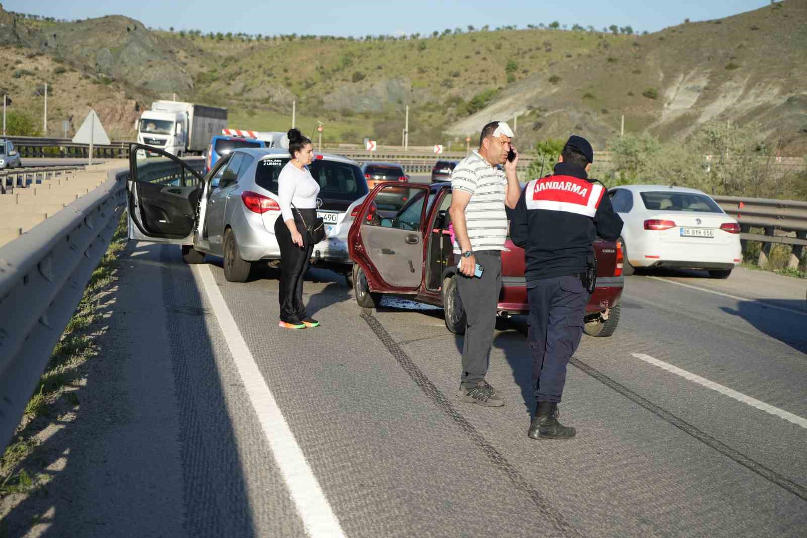 İki otomobil &ccedil;arpıştı, 3 kişi yaralandı: Trafik yoğunluğu havadan g&ouml;r&uuml;nt&uuml;lendi
