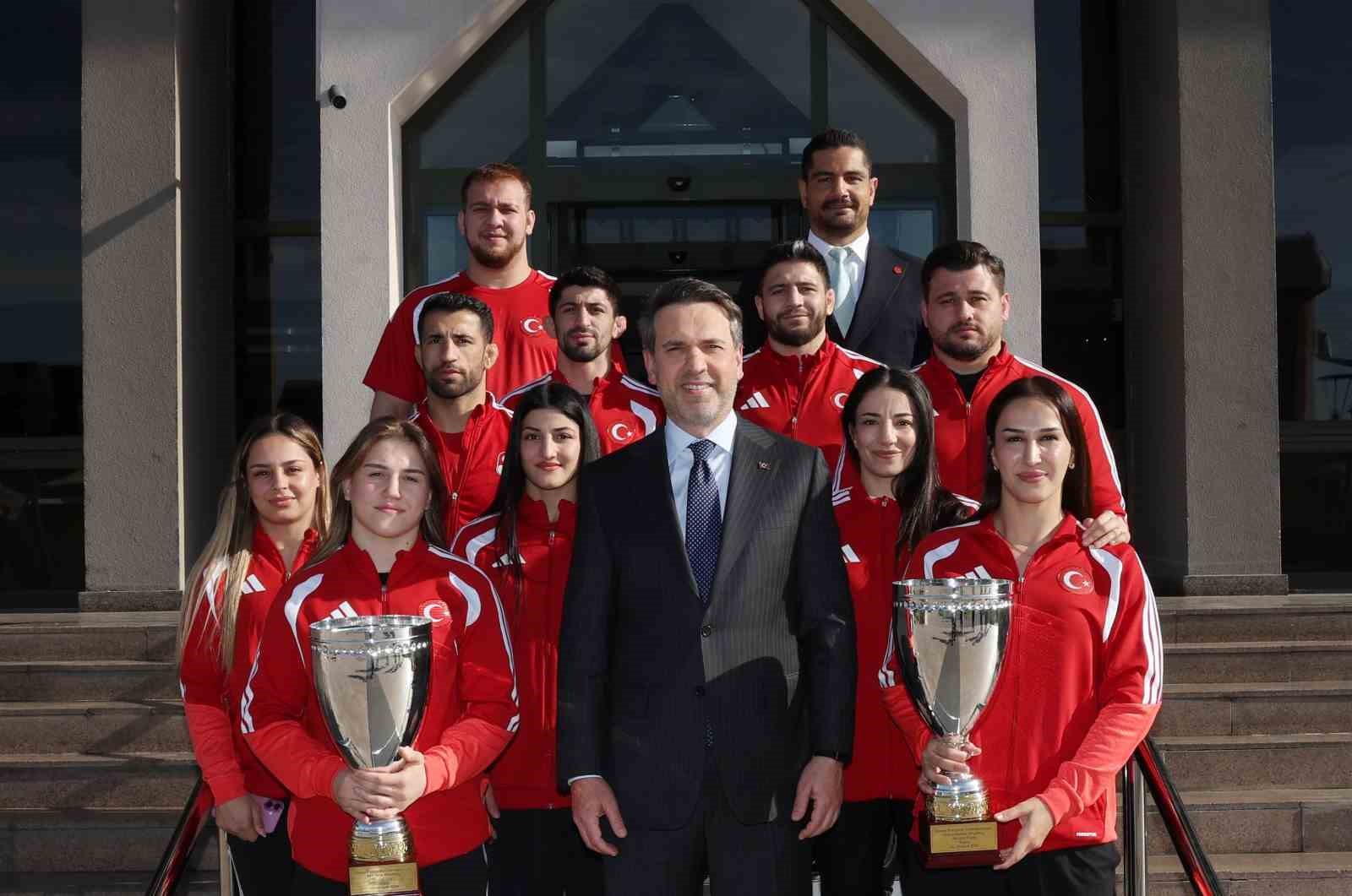 Bakan Bayraktar, milli g&uuml;reş&ccedil;ileri ağırladı
