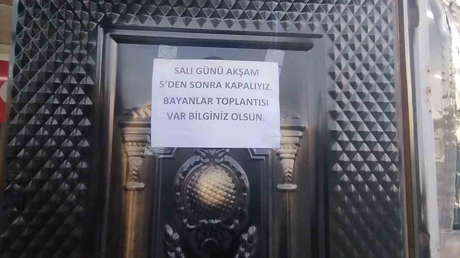İnegöl’de roller değişti: Erkekler evde, kadınlar kahvede