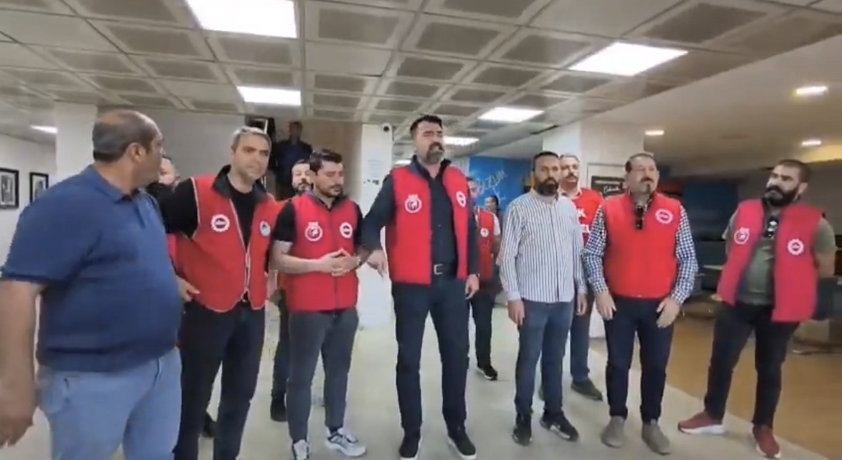 Konak Belediyesinde &ccedil;alışan iş&ccedil;iler geriye d&ouml;n&uuml;k hakları i&ccedil;in oturma eylemi başlattı
