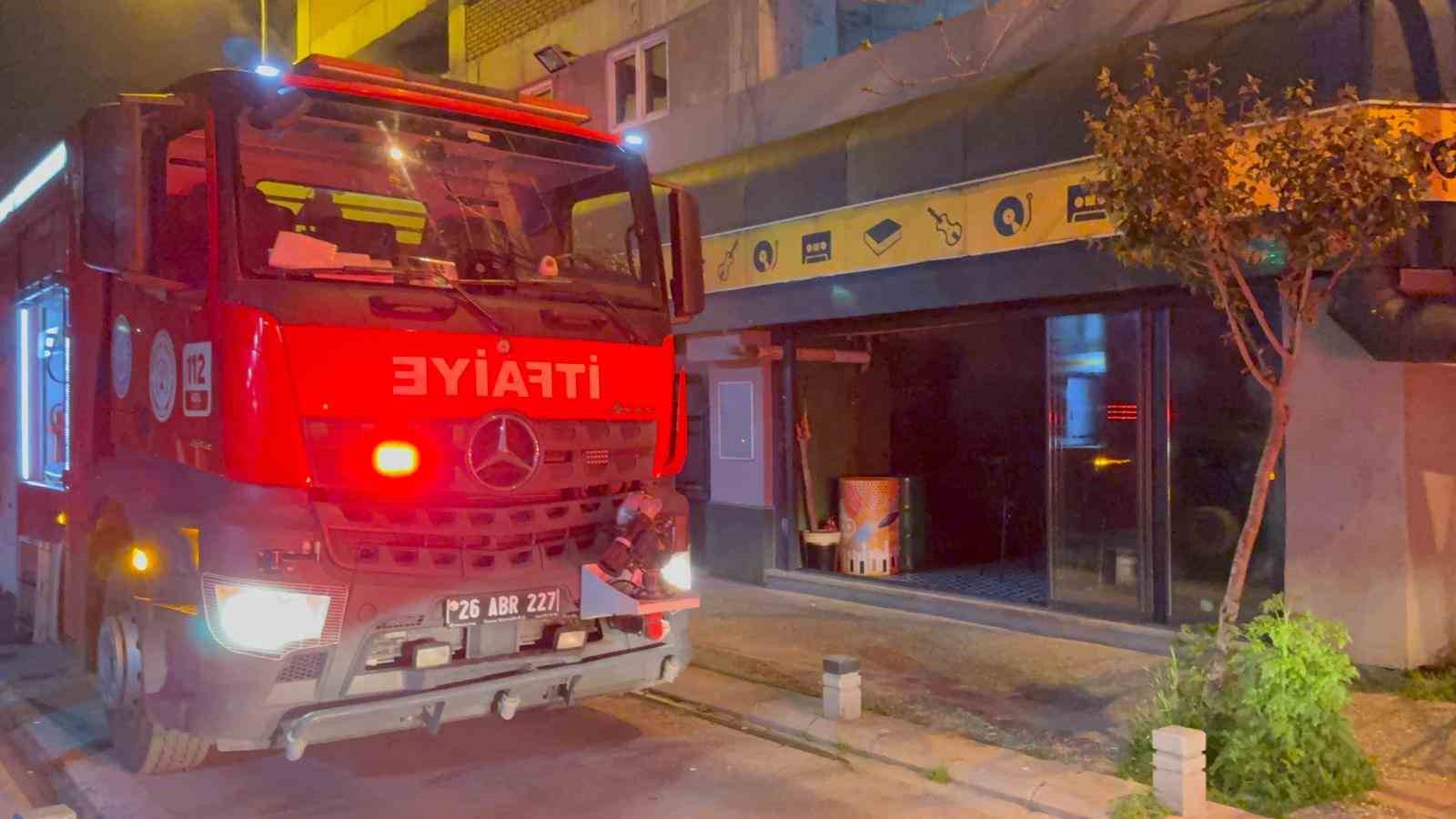 Eskişehir&rsquo;de eğlence mekanında yangın: M&uuml;şteriler kendini dışarı attı
