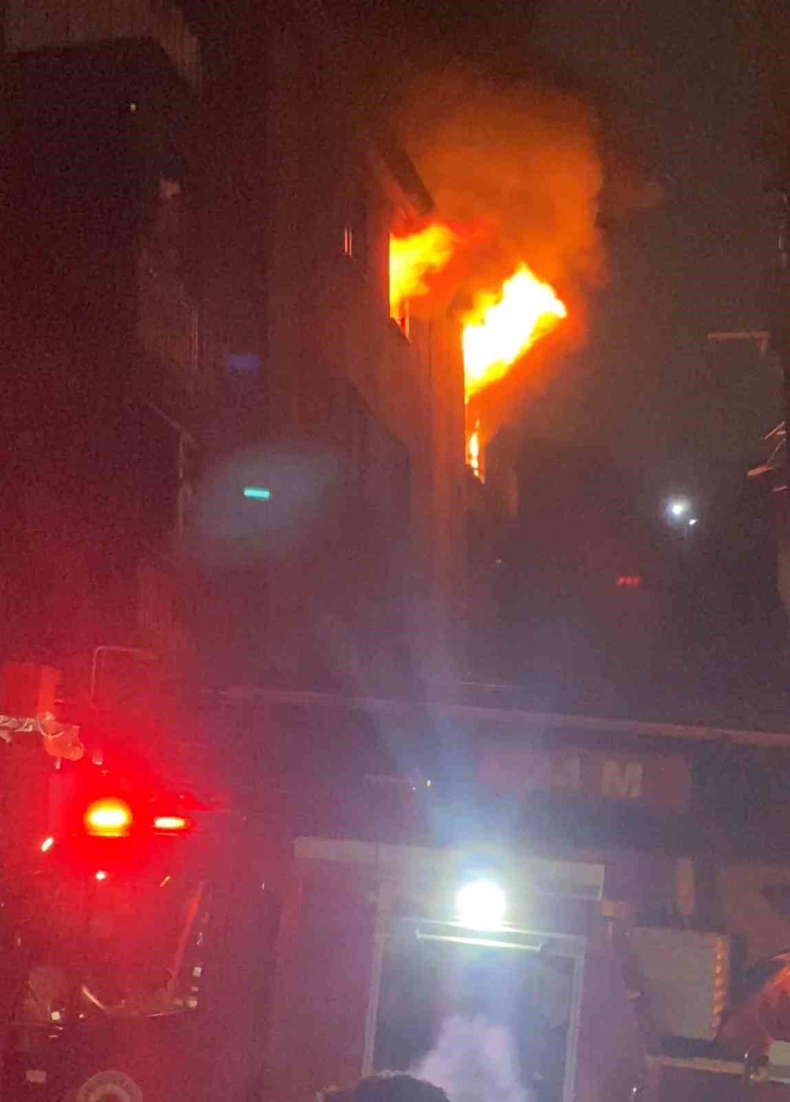 Apartman dairesi alevlere teslim oldu, bina sakinleri kendini dışarı attı

