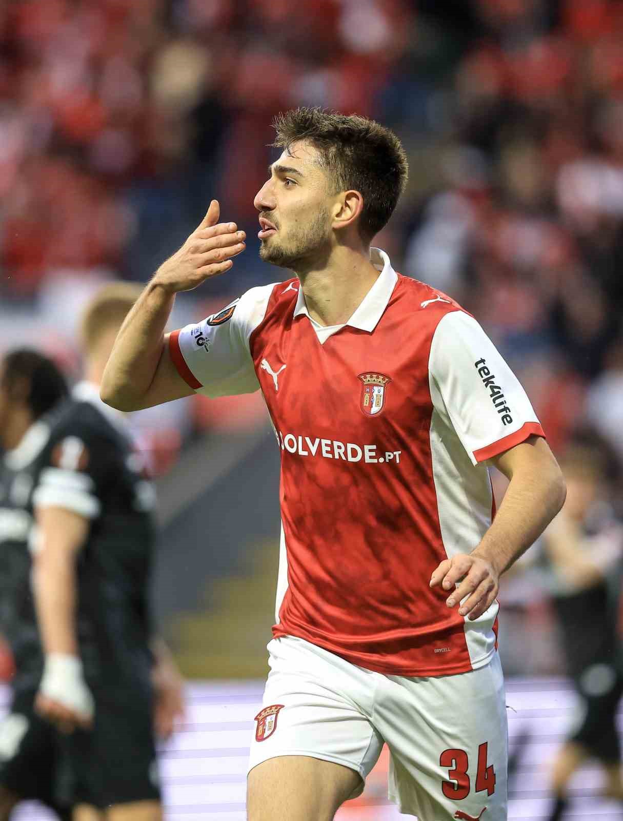 Nottingham Forest evinde Aston Villa&rsquo;yı devirdi
