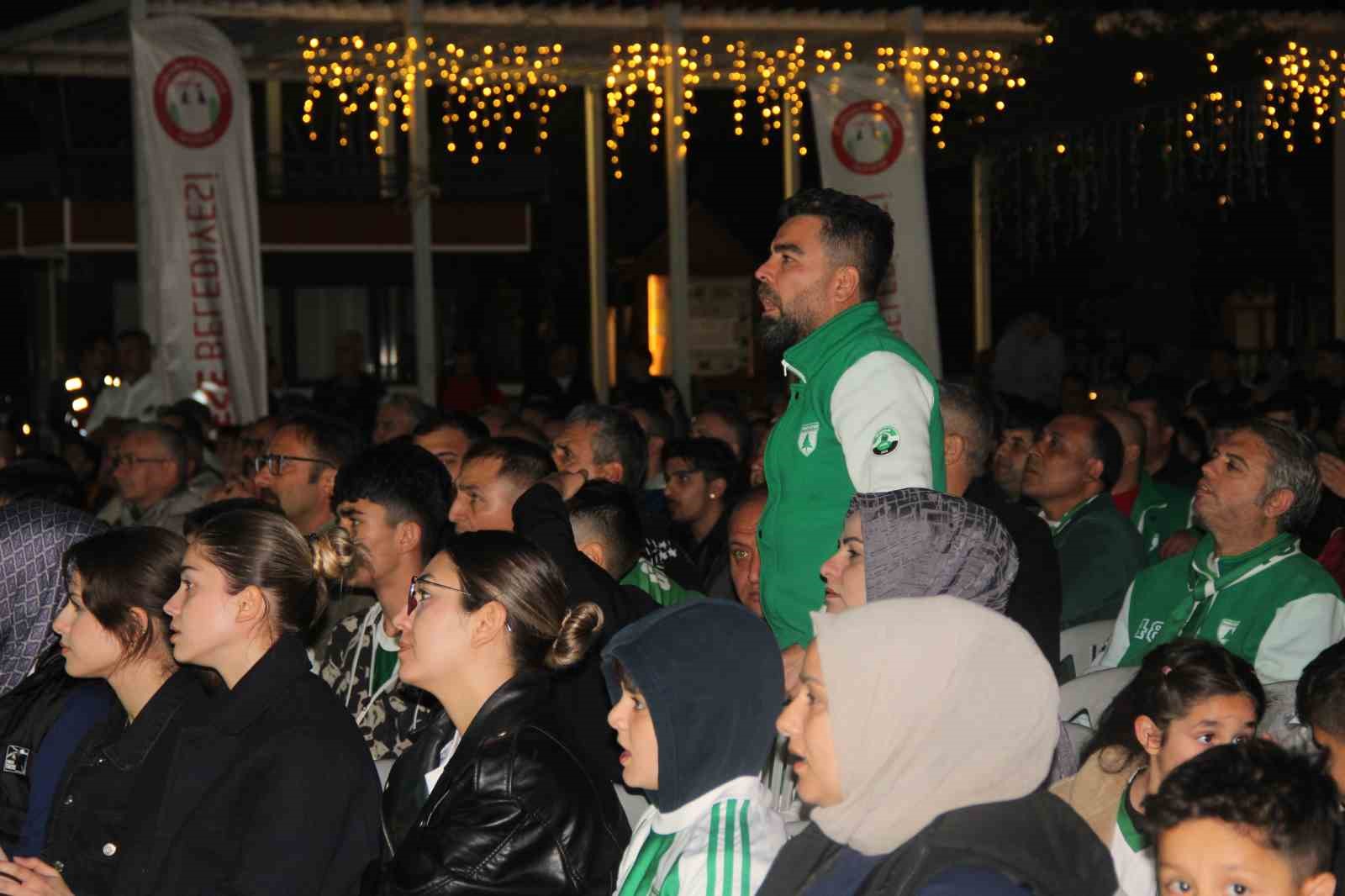 Muğlaspor&rsquo;un zaferi geceyi bayrama &ccedil;evirdi
