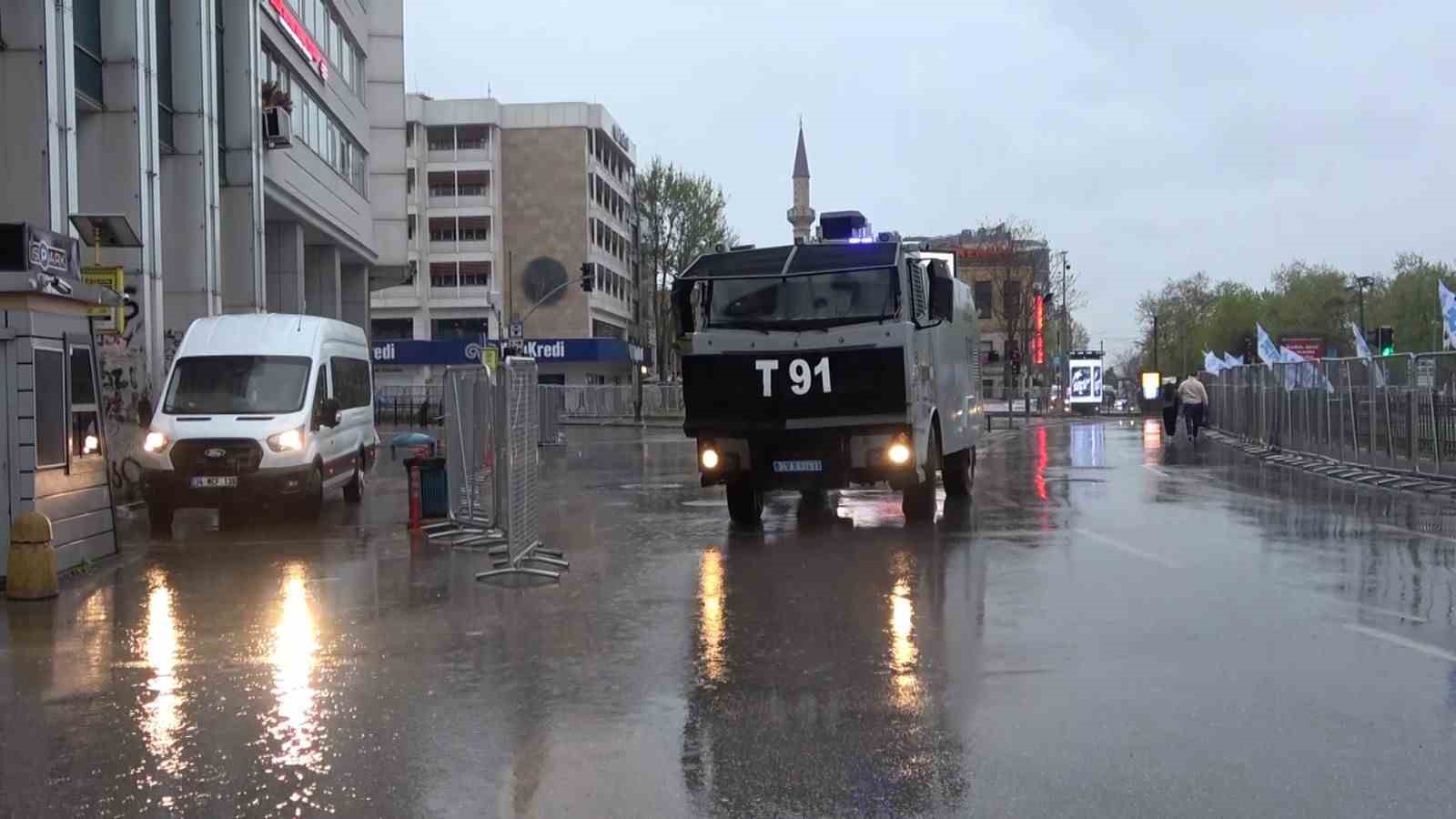 İstanbul&rsquo;da 1 Mayıs &ouml;nlemleri: Kadık&ouml;y Meydanı ara&ccedil; trafiğine kapatıldı
