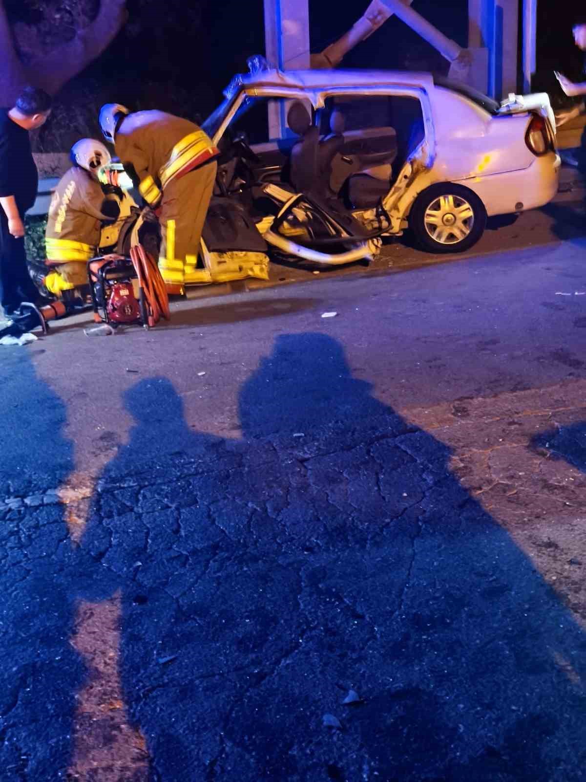 D&ouml;n&uuml;ş yapmak isteyen otomobile hafif ticari aracın ok gibi saplandığı kaza kamerada
