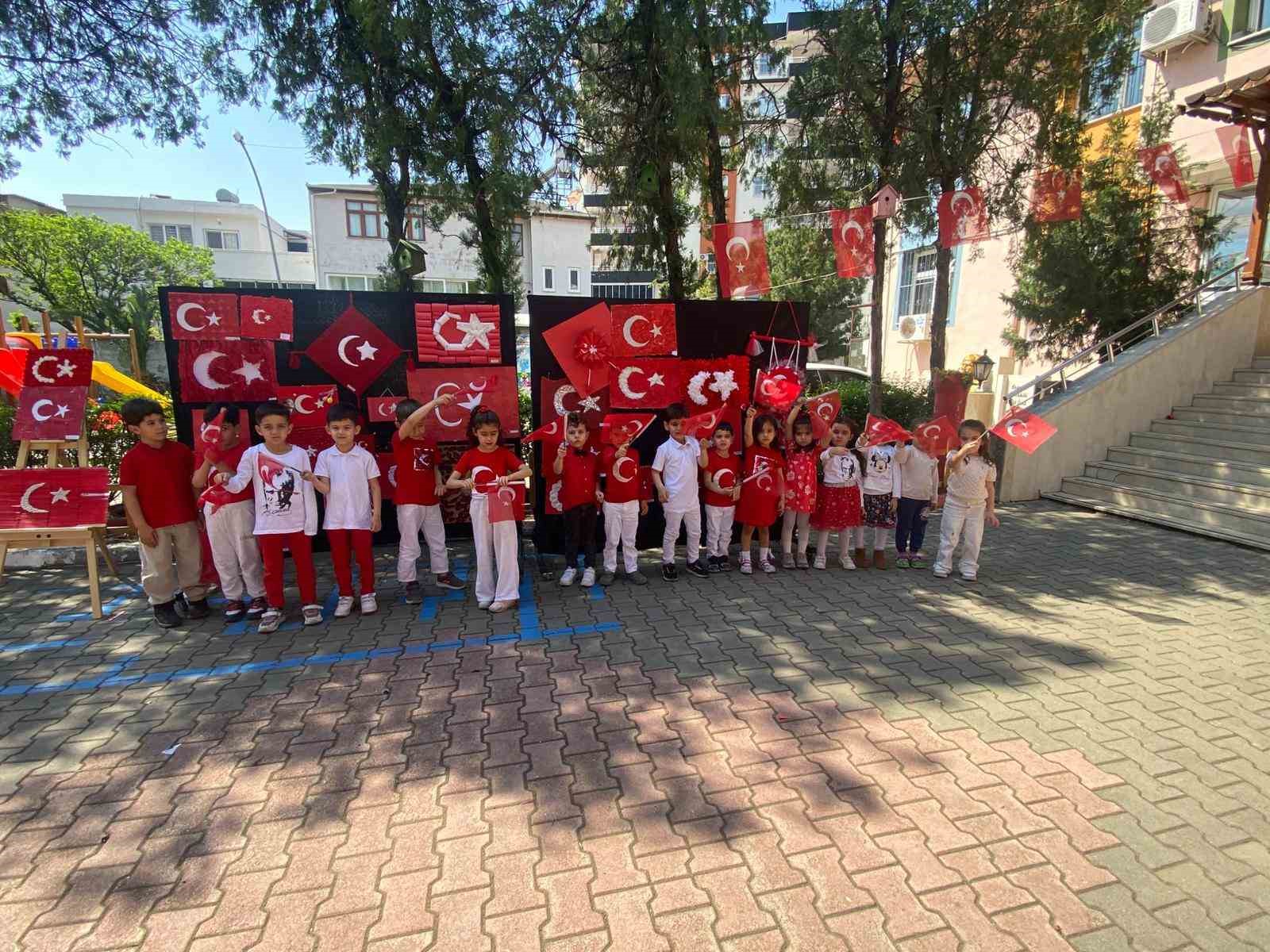Osmaniye&rsquo;de minik &ouml;ğrencilerden el emeği bayrak sergisi
