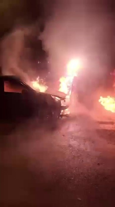 Park halindeki otomobil yandı, alevler &ouml;n&uuml;ndeki araca sı&ccedil;radı
