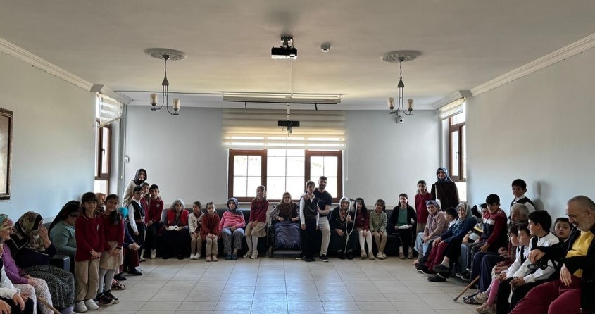 &Ouml;ğrencilerden huzurevi sakinlerine renkli program
