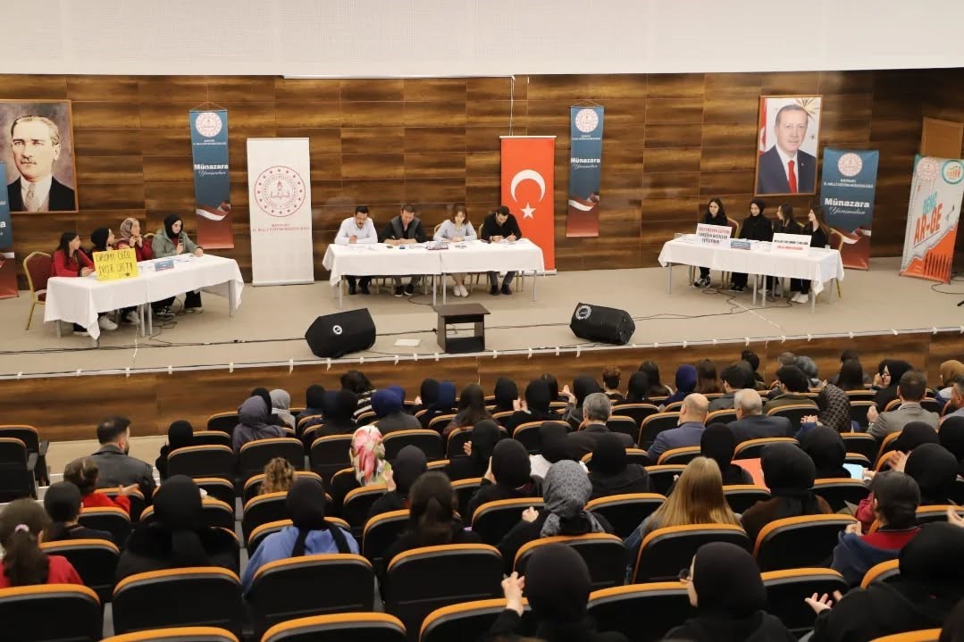 Bayburt’ta liseler arası münazara heyecanı