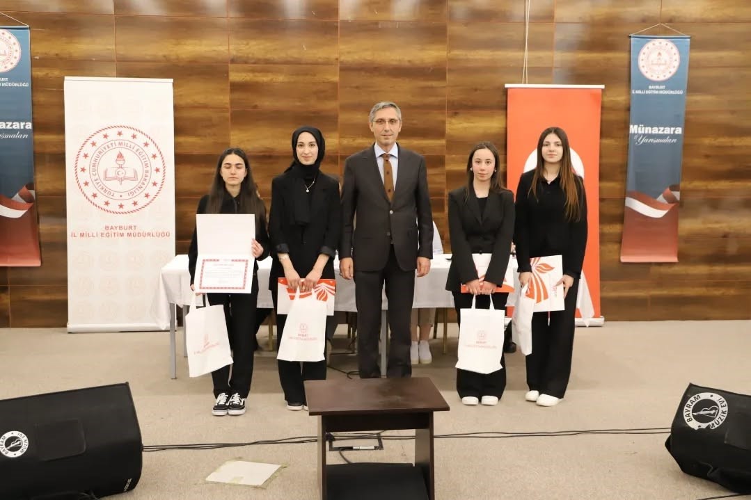 Bayburt&rsquo;ta liseler arası m&uuml;nazara heyecanı
