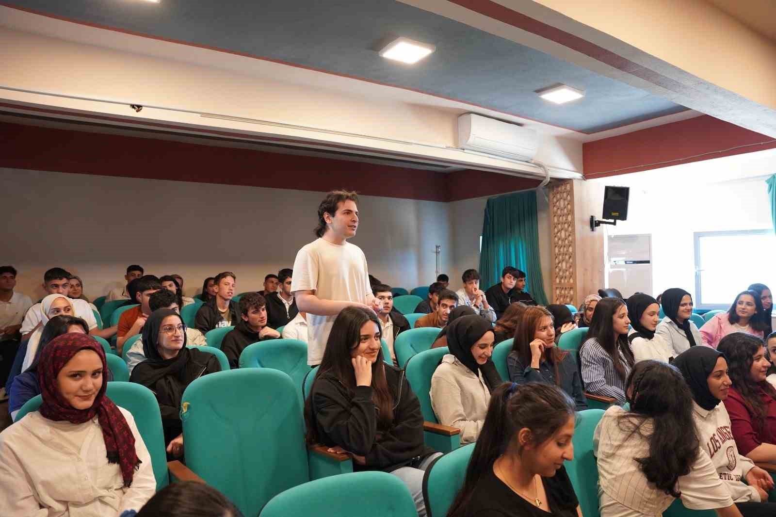 Kahta&rsquo;da &ouml;ğrencilere rol model s&ouml;yleşisi d&uuml;zenlendi
