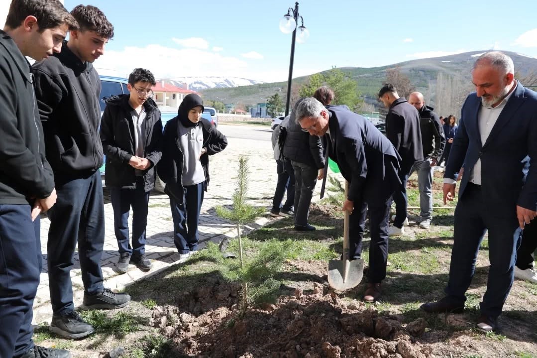 Bayburt&rsquo;ta &ouml;ğrenciler fidanları toprakla buluşturdu
