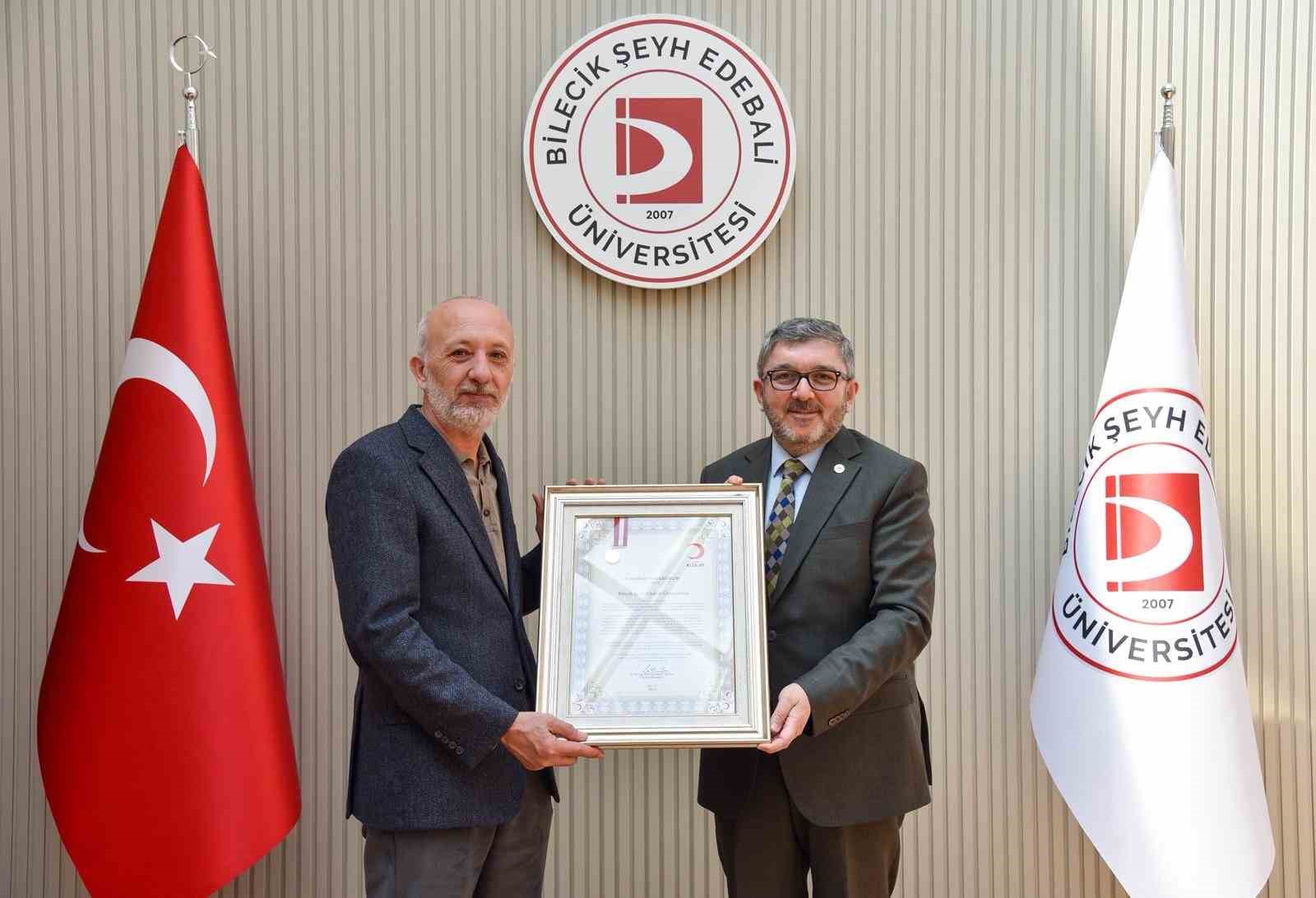 BŞE&Uuml;&rsquo;ye g&uuml;m&uuml;ş madalya ve madalya beratı takdimi
