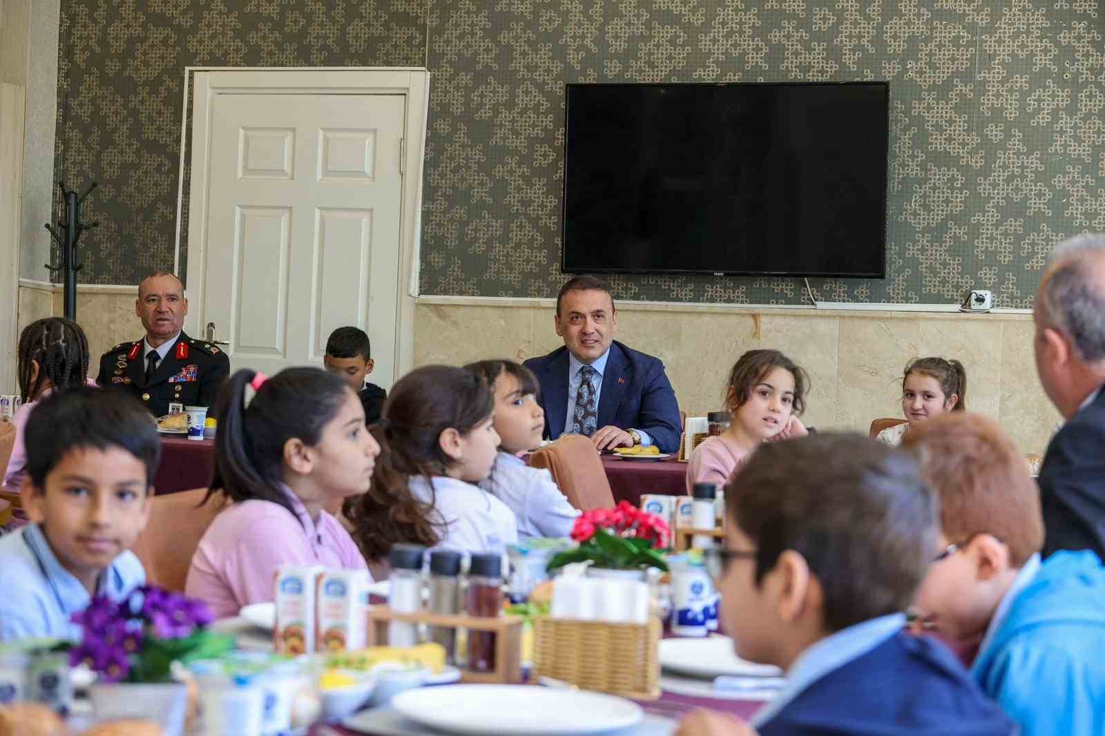 Vali S&ouml;zer, &ouml;ğrencilerle bir araya geldi
