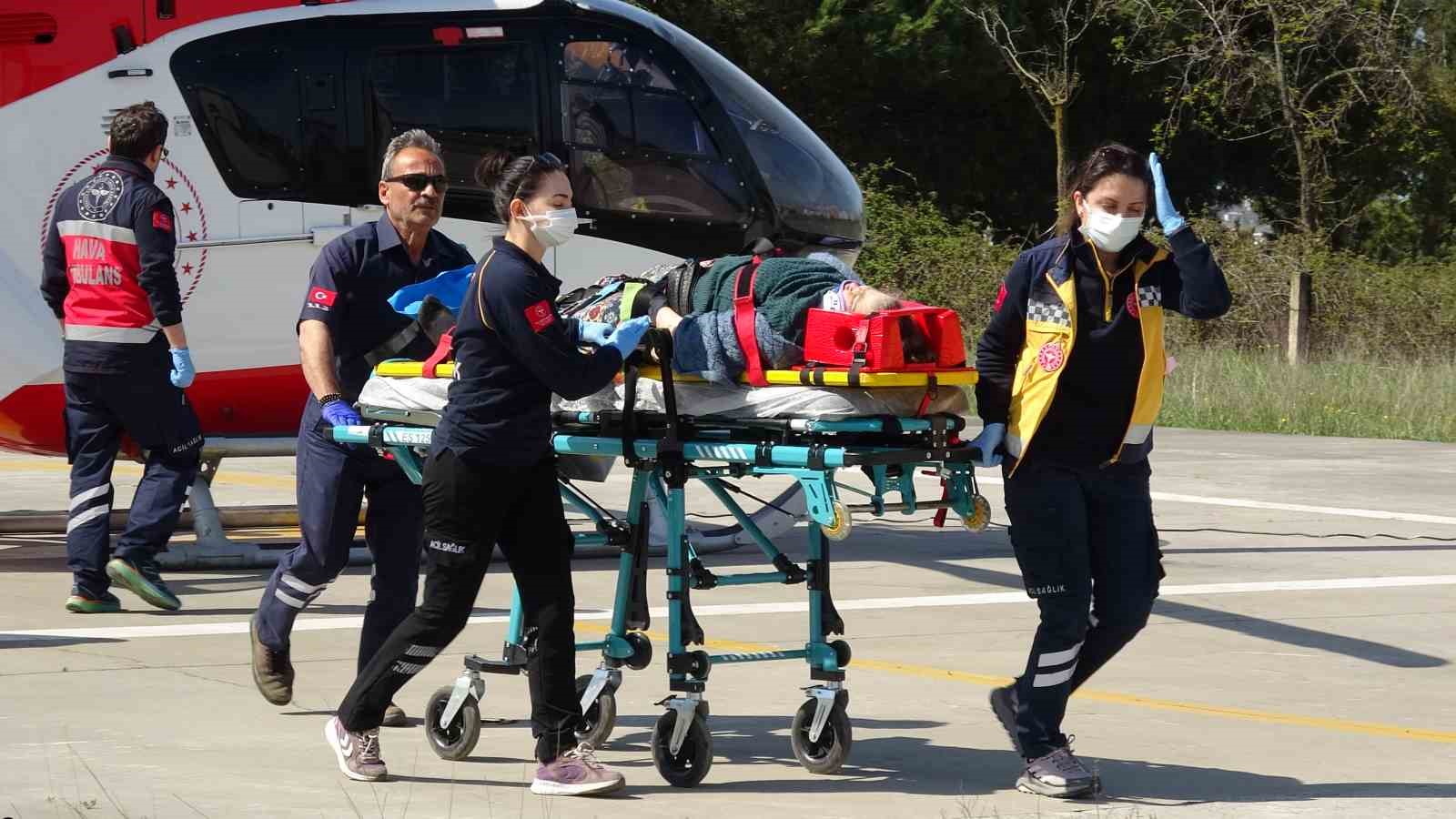 Tarlada bacağı kırılan kadın, ambulans helikopterle hastaneye ulaştırıldı
