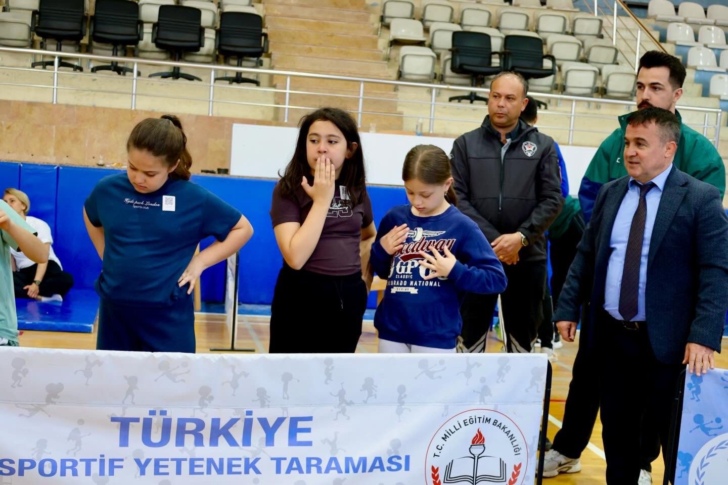 İl M&uuml;d&uuml;r&uuml; Demir&rsquo;den sportif yetenek taramasına yerinde takip

