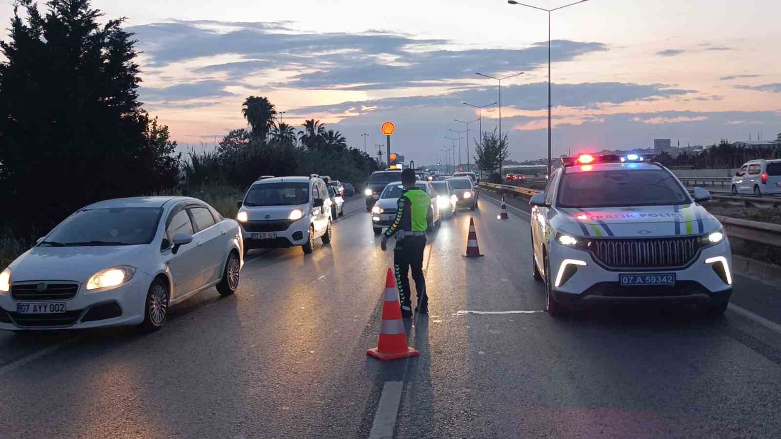 Manavgat&rsquo;ta 3 ara&ccedil;lı zincirleme kaza: 2 yaralı
