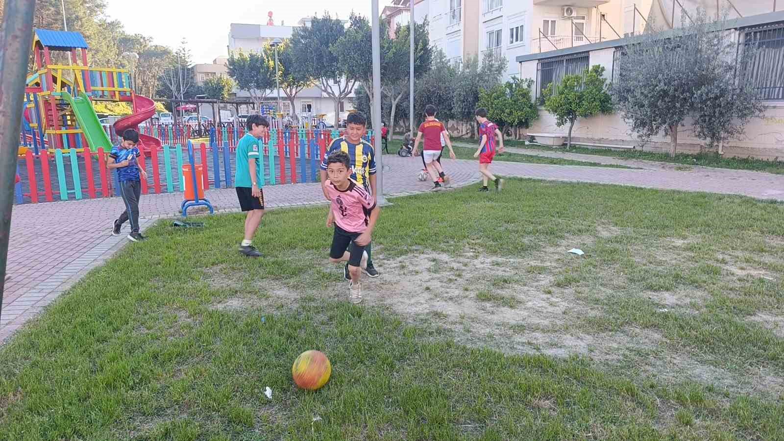 Yola ka&ccedil;an futbol topu kazaya neden oldu: 1 yaralı

