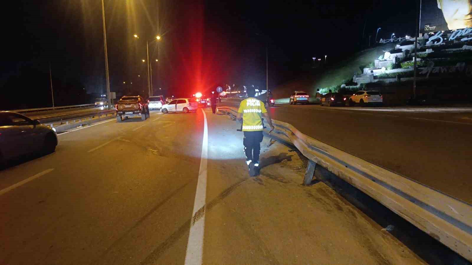 Seyir halindeki otomobil bariyerlere &ccedil;arptı: 2 yaralı
