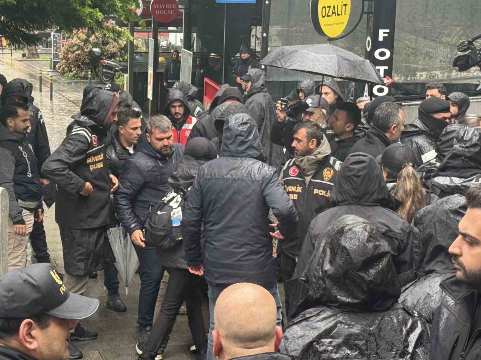 Beşiktaş&rsquo;tan Taksim&rsquo;e izinsiz y&uuml;r&uuml;mek isteyen grup g&ouml;zaltına alındı
