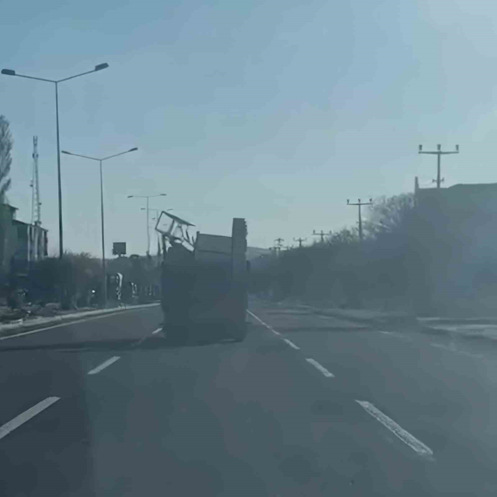 Hırsızlık zanlısı hurda y&uuml;kl&uuml; kamyonette yakalandı
