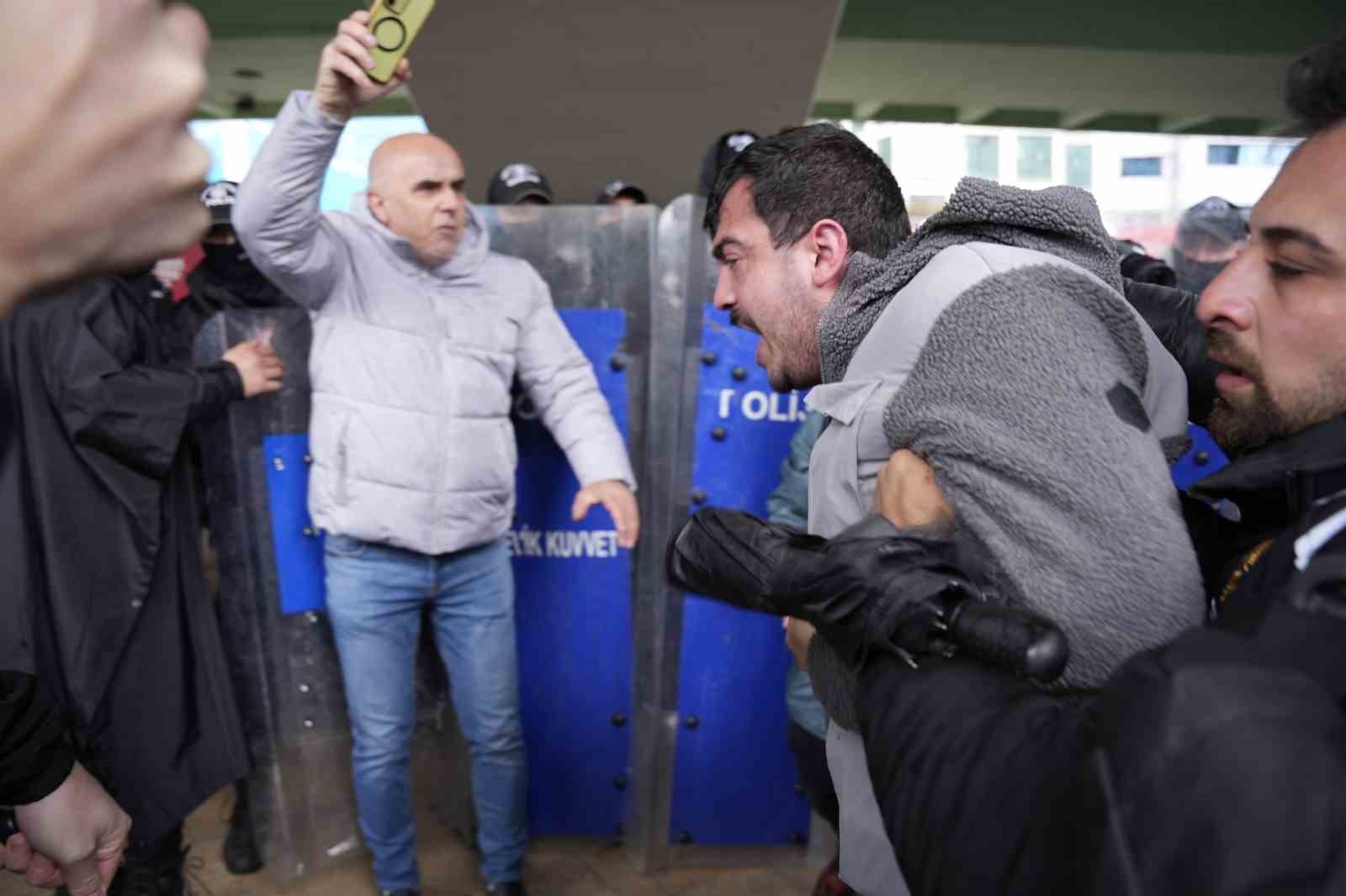 Mecidiyek&ouml;y&rsquo;de izinsiz y&uuml;r&uuml;y&uuml;şe polisten m&uuml;dahale
