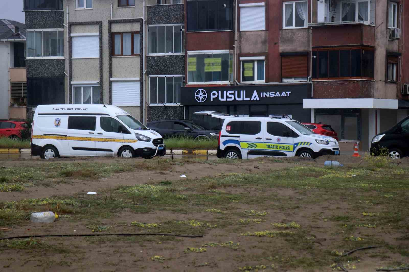 Sakarya&rsquo;da karaya oturan kuru y&uuml;k gemisinde kurtarma &ccedil;alışmaları s&uuml;r&uuml;yor
