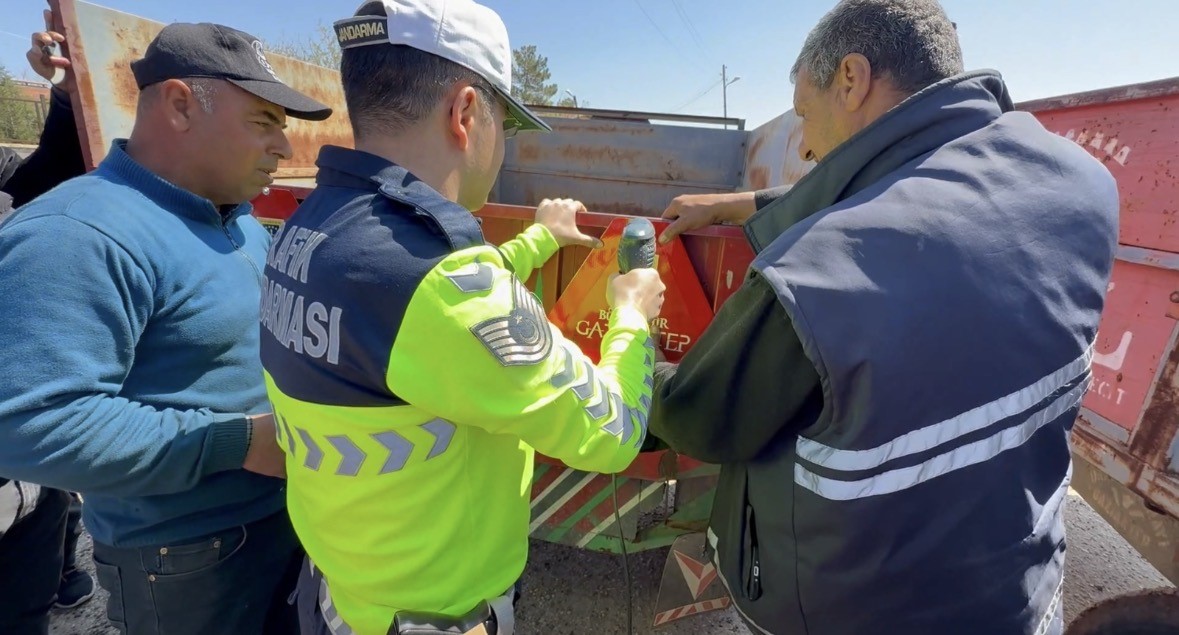 Jandarma 200 trakt&ouml;r s&uuml;r&uuml;c&uuml;s&uuml;ne eğitim vererek 400 reflekt&ouml;r dağıttı
