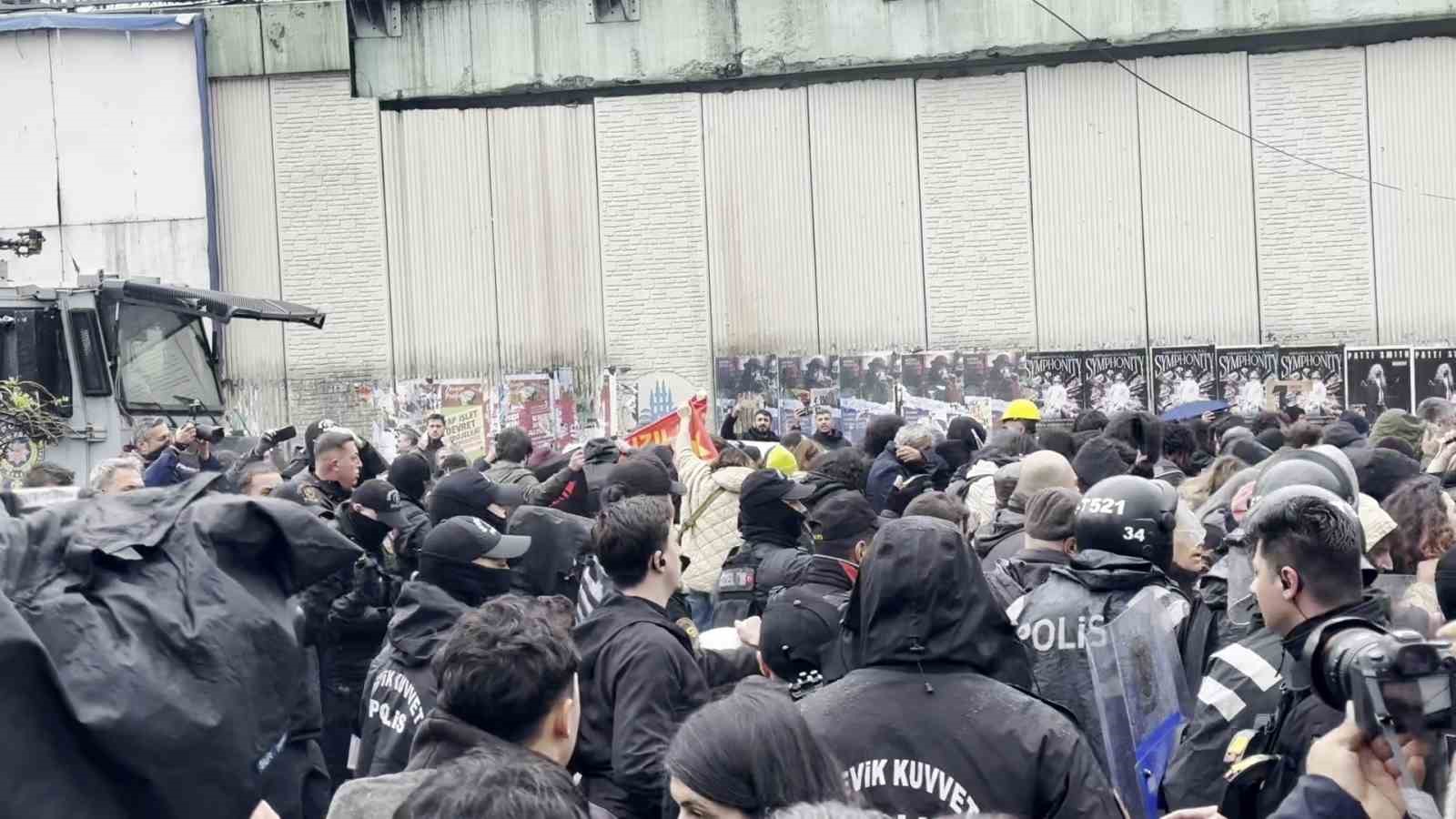 Mecidiyek&ouml;y&rsquo;de t&uuml;m uyarılara rağmen dağılmayan gruba TOMA&rsquo;yla m&uuml;dahale
