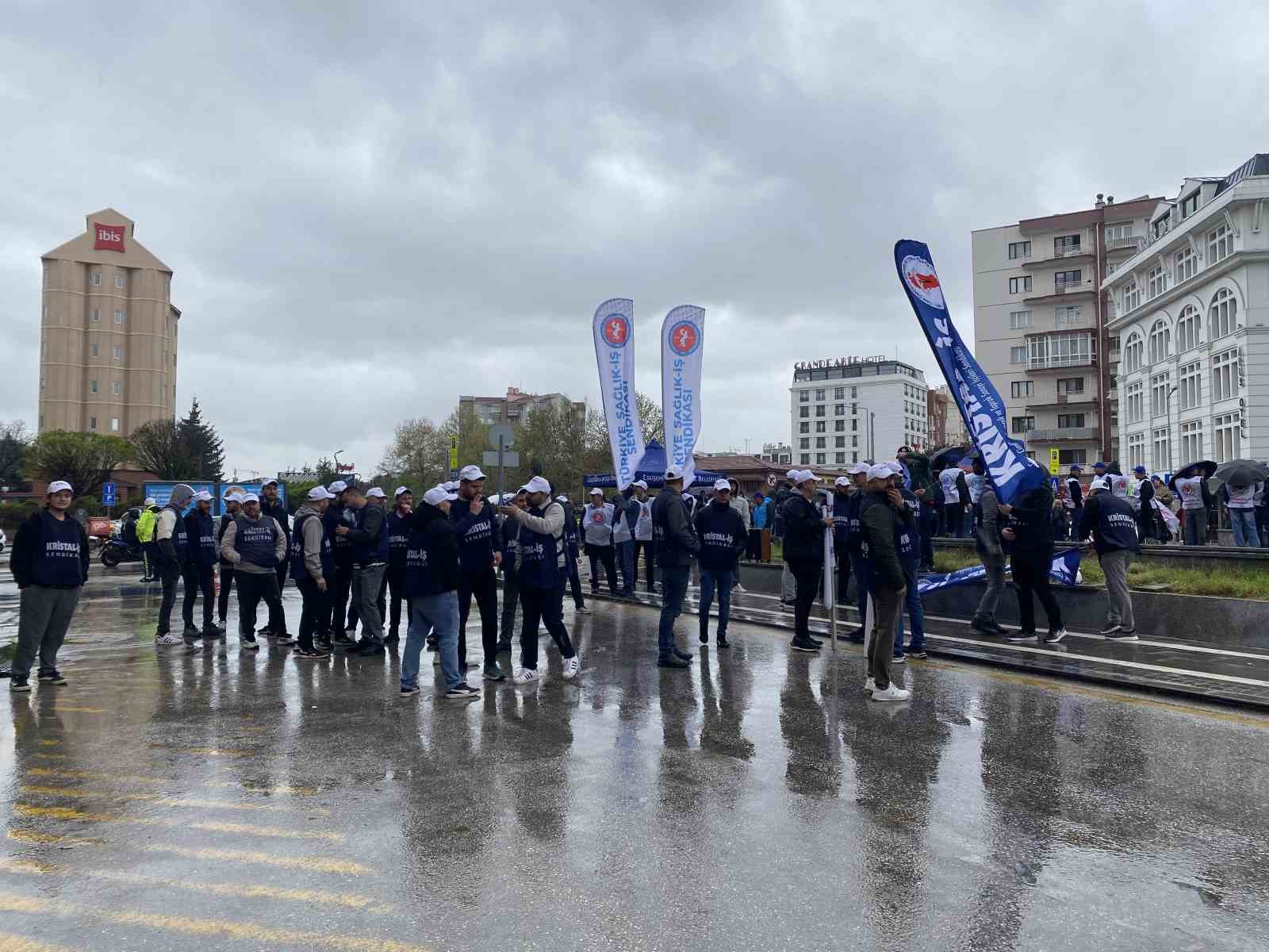 1 Mayıs y&uuml;r&uuml;y&uuml;şleri geniş g&uuml;venlik &ouml;nlemleriyle başladı

