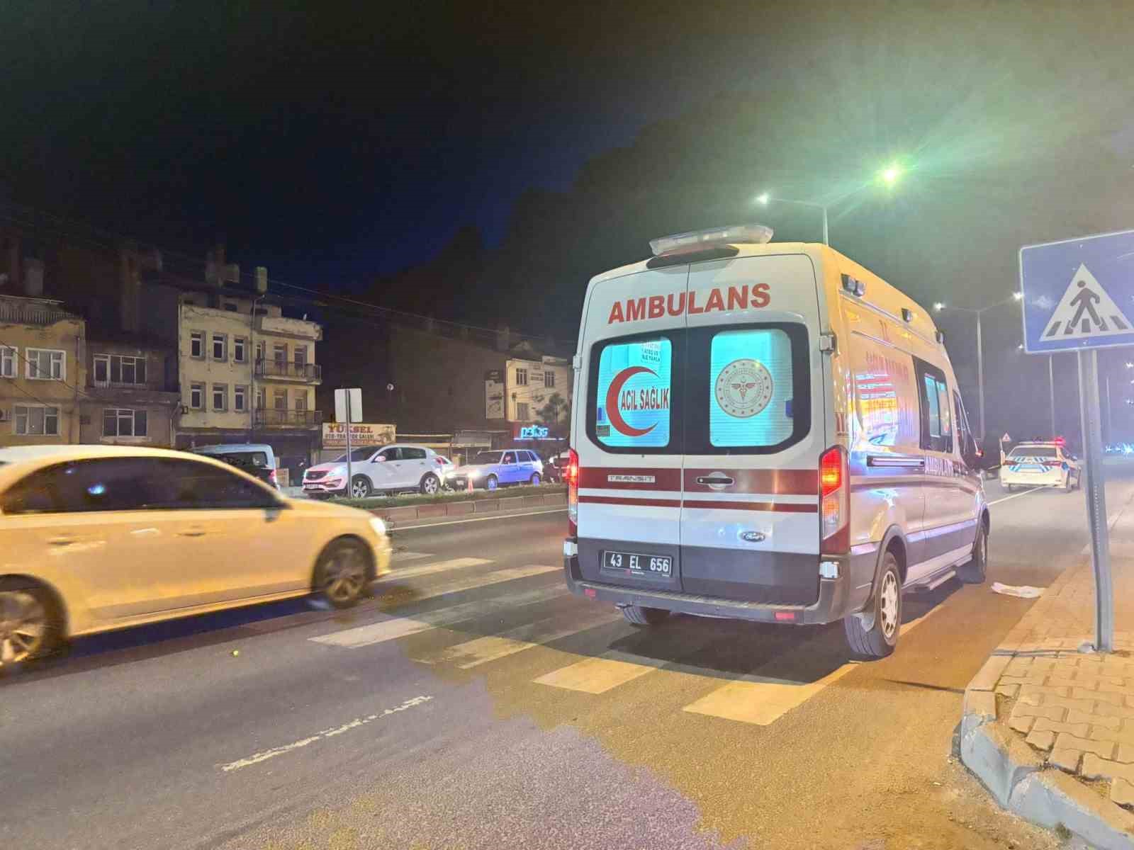 Tavşanlı&rsquo;da motosiklet devrildi: 3 yaralı
