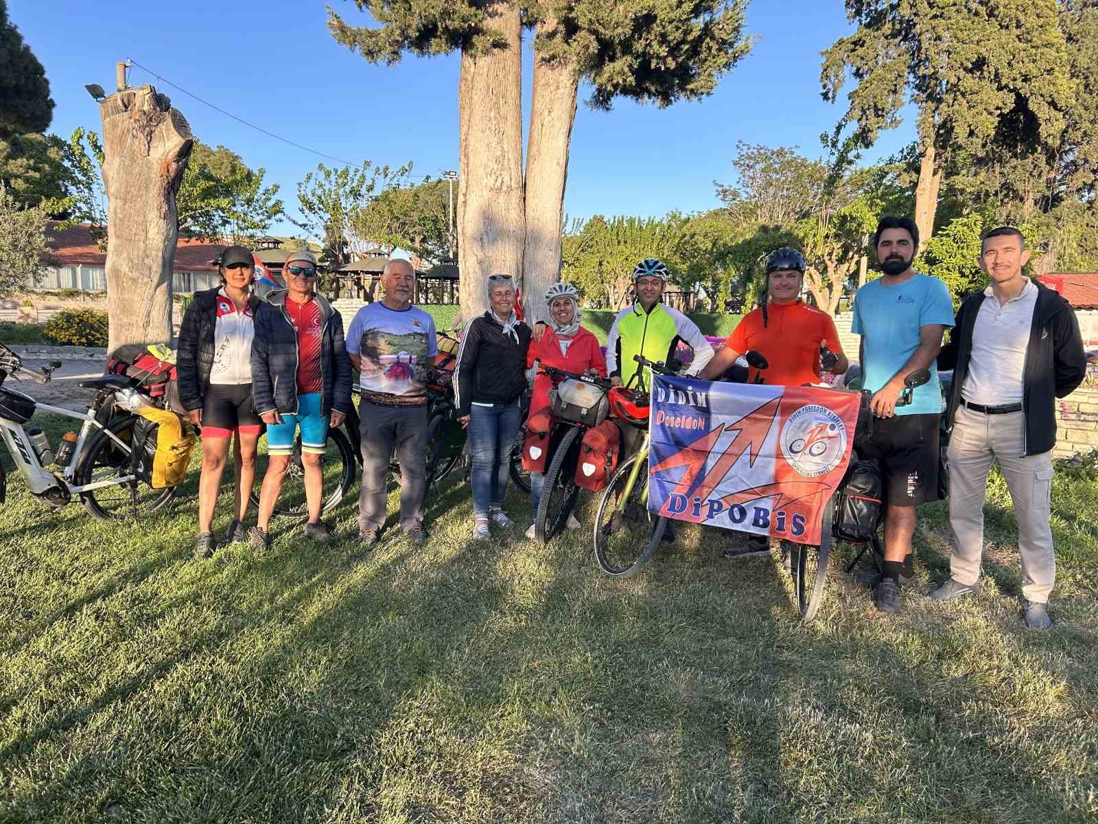 Festival i&ccedil;in 2 bin kilometre pedal &ccedil;evirip Bergama&rsquo;ya geldiler
