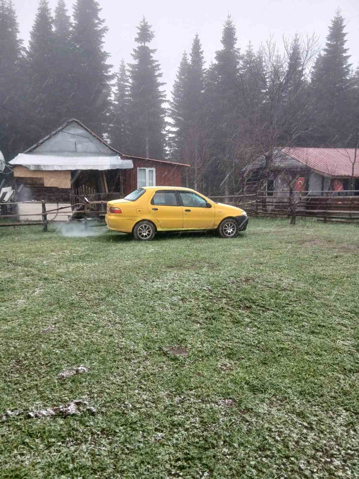 Mayıs ayının ilk g&uuml;n&uuml;nde kar s&uuml;rprizi
