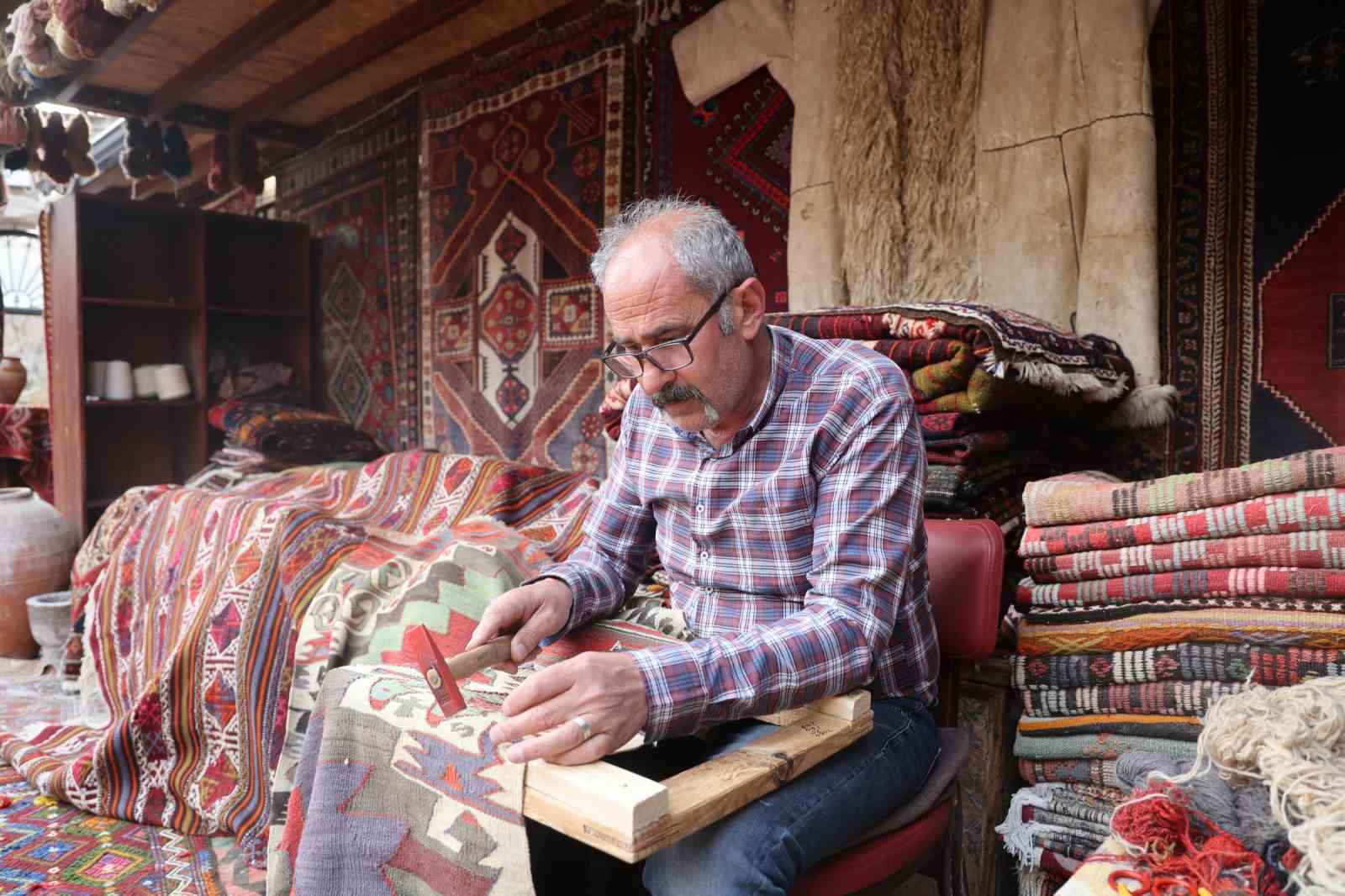 Kapadokya’da eski halılar ustaların elinde yeniden hayat buluyor
