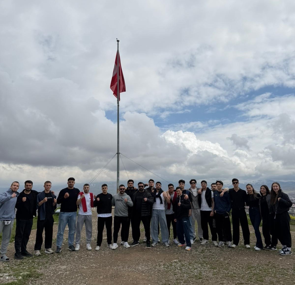 Milli sporcuların y&uuml;ksek irtifa durağı Van oldu: Şampiyonalar &ouml;ncesi g&uuml;&ccedil; depoladılar
