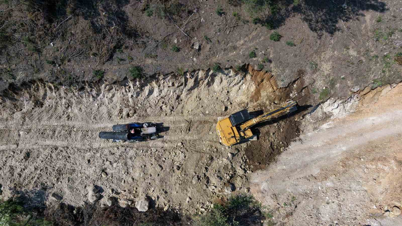 Heyelan nedeniyle kapanan S&uuml;l&uuml;kl&uuml; G&ouml;l yolu ulaşıma a&ccedil;ıldı
