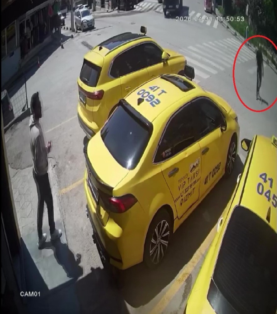 G&ouml;rme engelli yayanın zor anları kamerada
