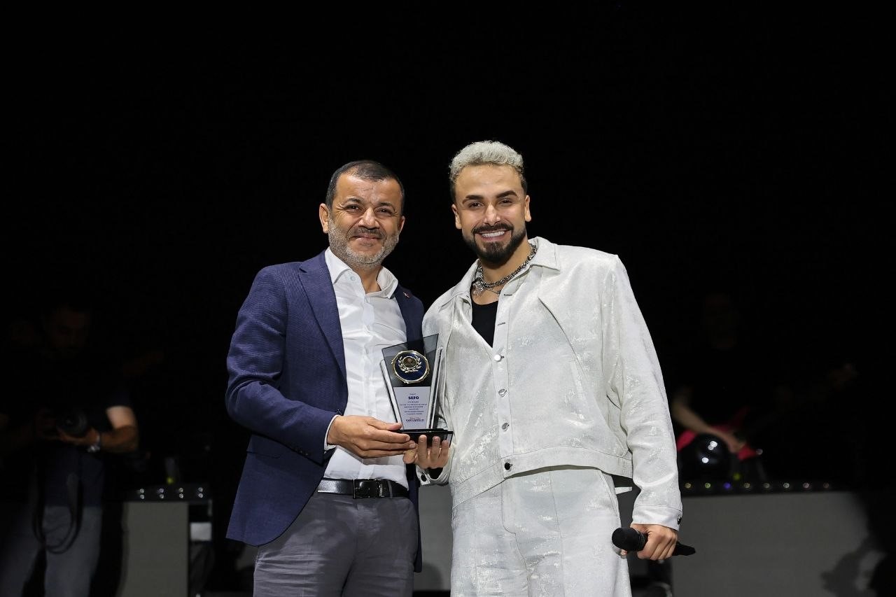 Sevilen sanat&ccedil;ı Sefo Denizli&rsquo;yi salladı
