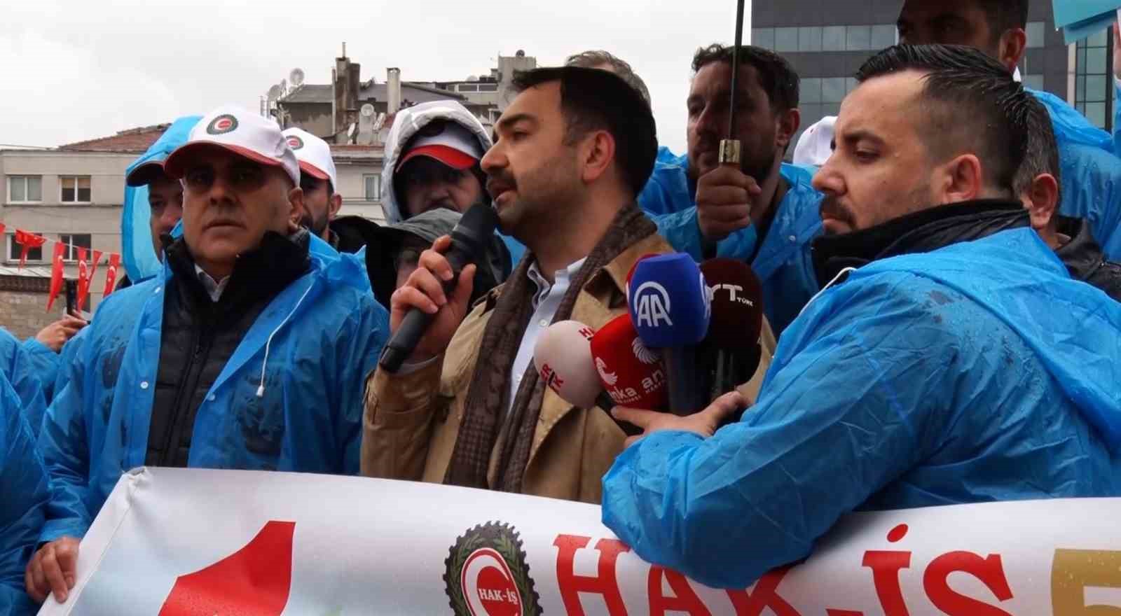 HAK-İŞ &uuml;yeleri Kazancı Yokuşu&rsquo;na karanfil ve Taksim&rsquo;e &ccedil;elenk bıraktı
