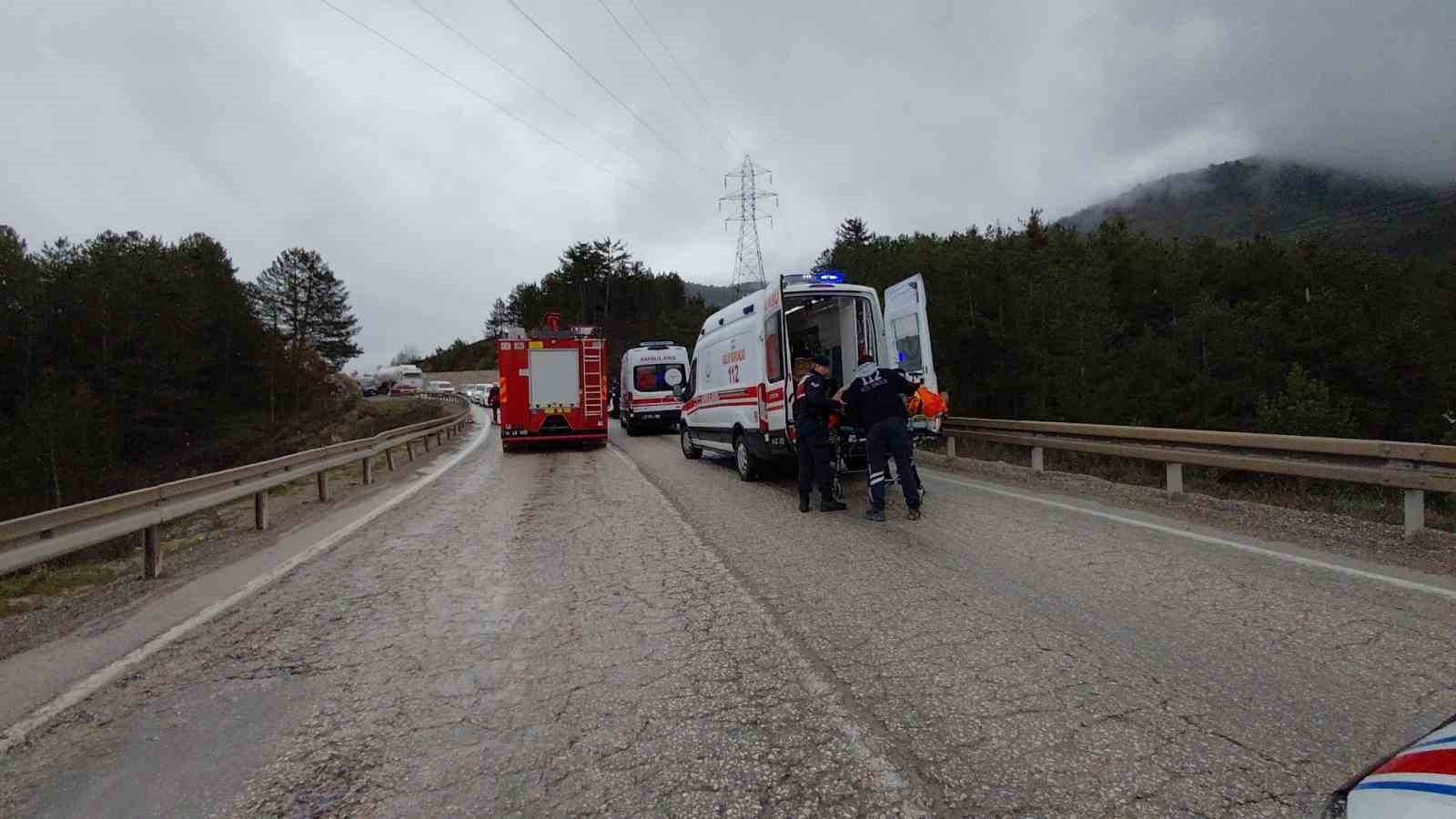 Virajı alamayan otomobil minib&uuml;sle kafa kafaya &ccedil;arpıştı: 4 yaralı
