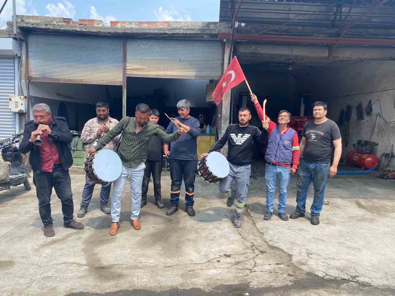 Osmaniye&rsquo;de sanayi esnafından 1 Mayıs&rsquo;a davul zurnalı kutlama
