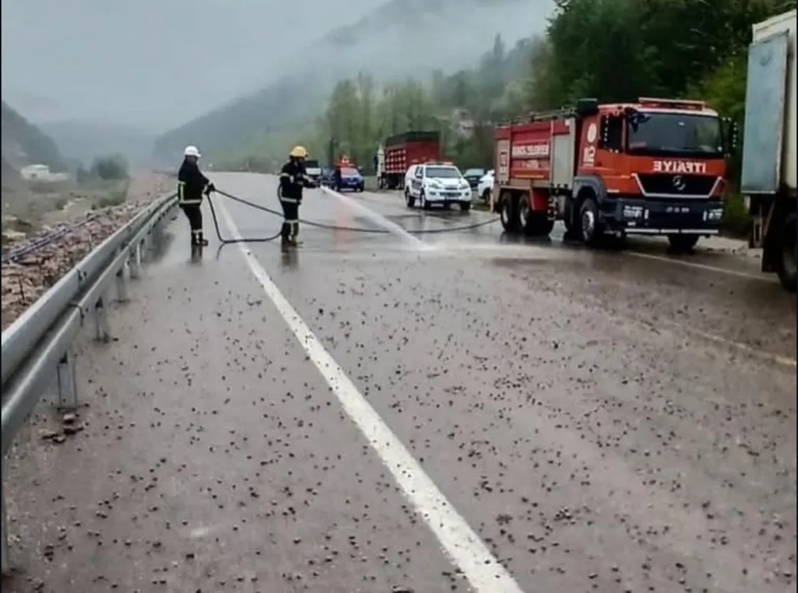 Sinop&rsquo;ta kum y&uuml;kl&uuml; kamyon devrildi
