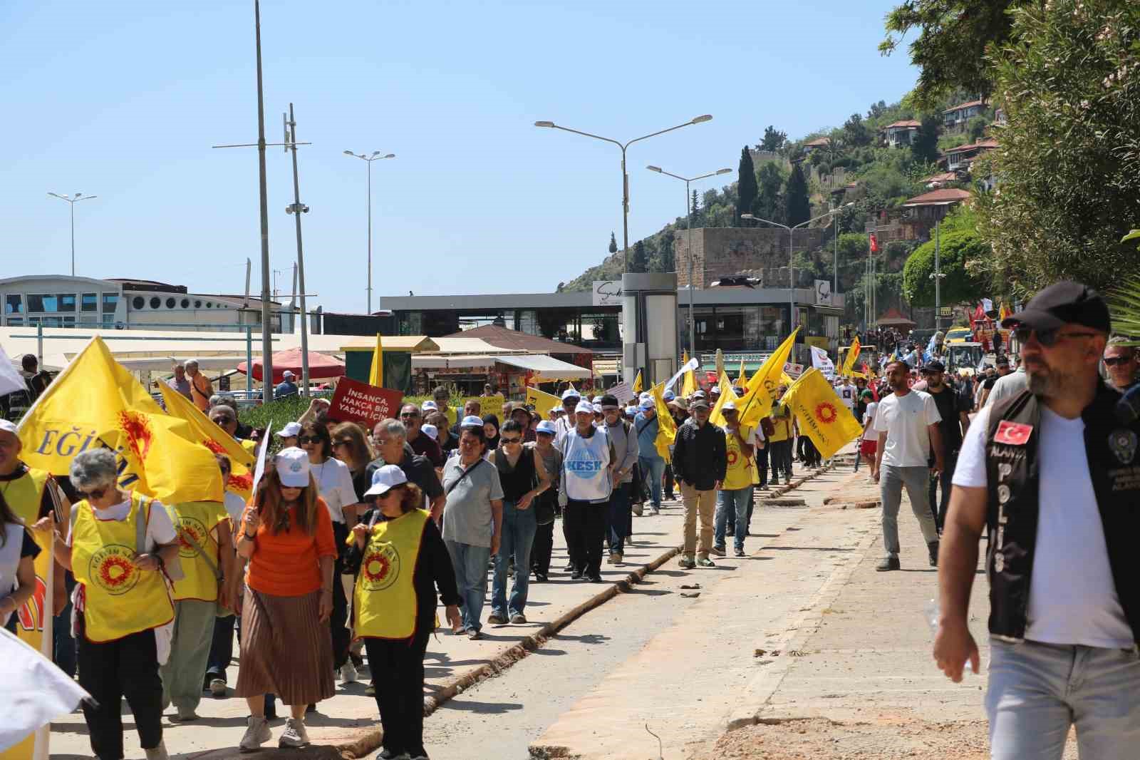 1 Mayıs kutlamalarında y&uuml;r&uuml;yen iş&ccedil;ilerle &ccedil;alışan iş&ccedil;iler aynı karede
