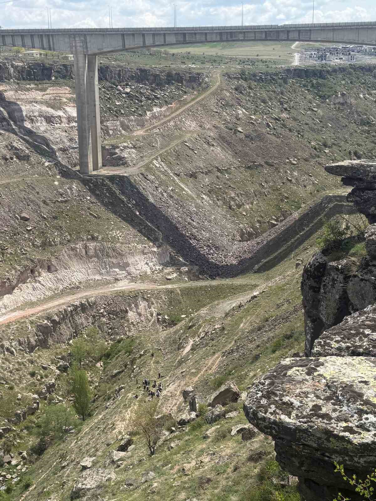 Viyad&uuml;kte mahsur kalan gen&ccedil; kurtarıldı
