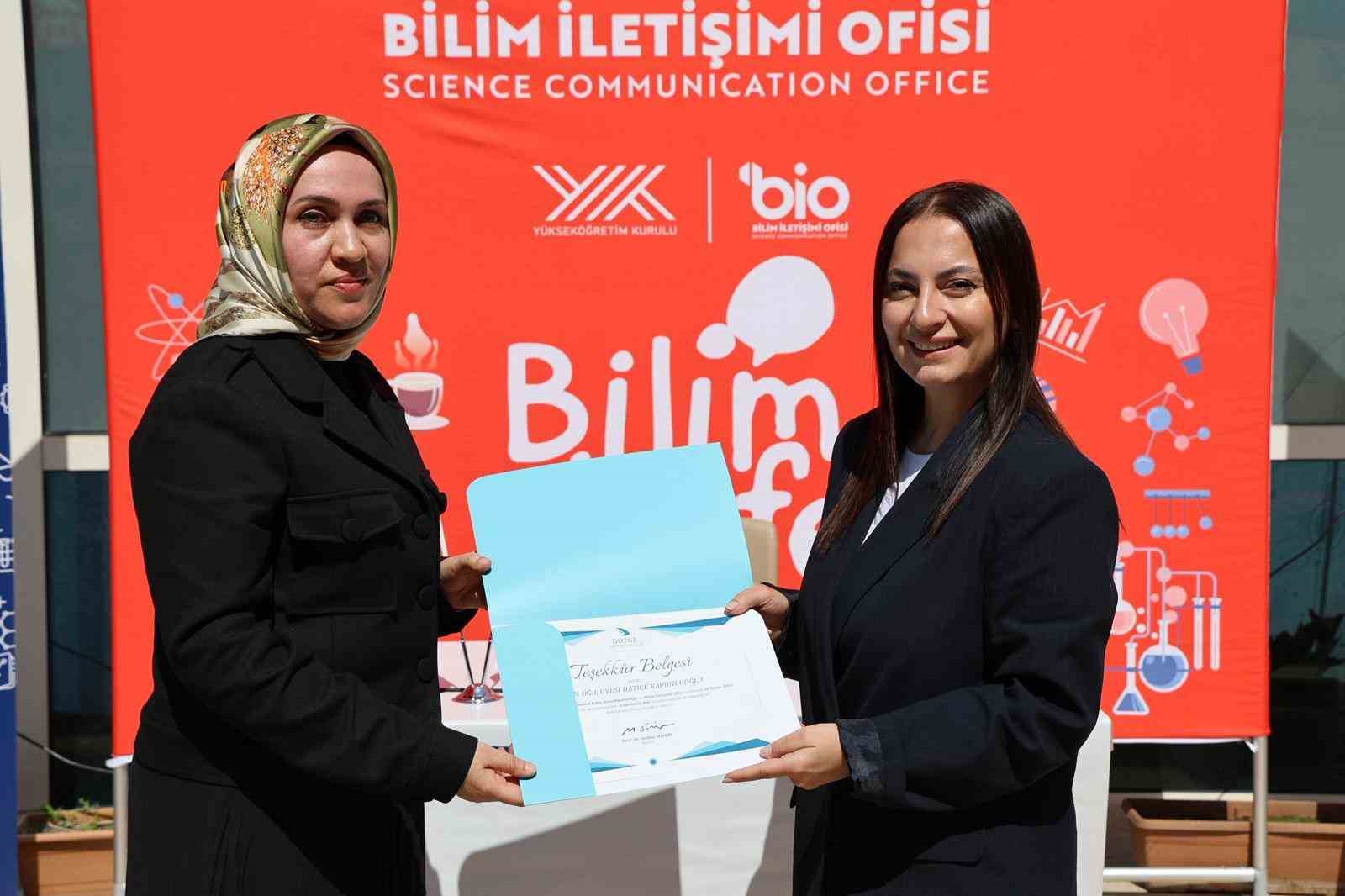 Bilim Kafede etiketlerin dili konuşuldu
