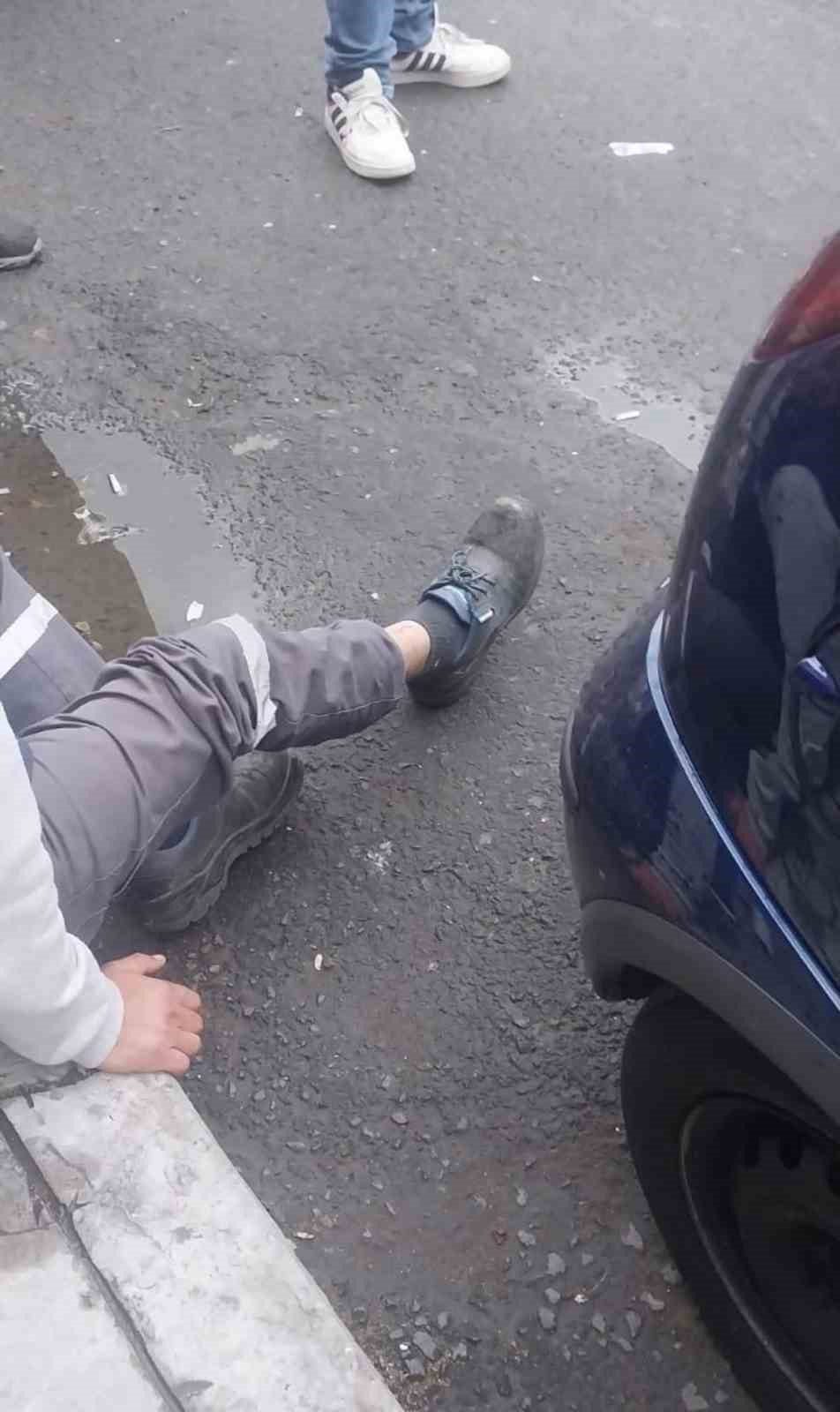 &Ccedil;&ouml;p toplama kamyonuna &ccedil;arpan hafif ticari ara&ccedil; iş&ccedil;iyi yaraladı: Kaza anı kamerada
