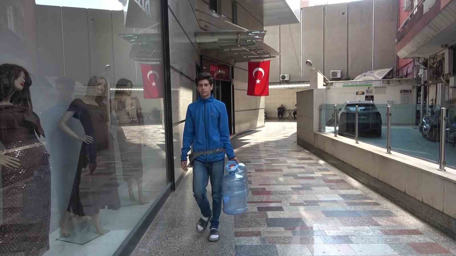 1 Mayıs&rsquo;ta &ccedil;alışan seyyar satıcı: "İş&ccedil;i bayramında en &ccedil;ok iş&ccedil;iler &ccedil;alışıyor"
