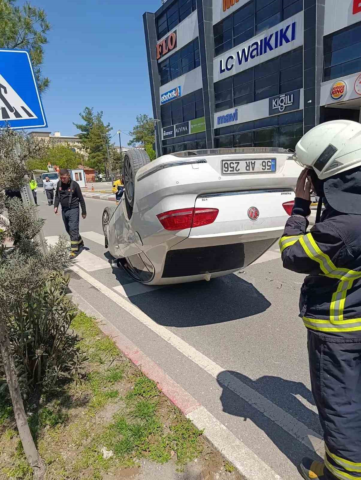 Siirt&rsquo;te kazada iki s&uuml;r&uuml;c&uuml; ara&ccedil;larda sıkıştı
