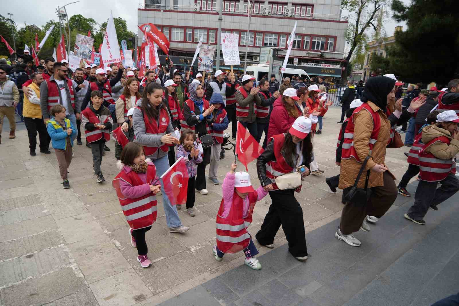 Samsun&rsquo;da yağmur altında 1 Mayıs kutlaması
